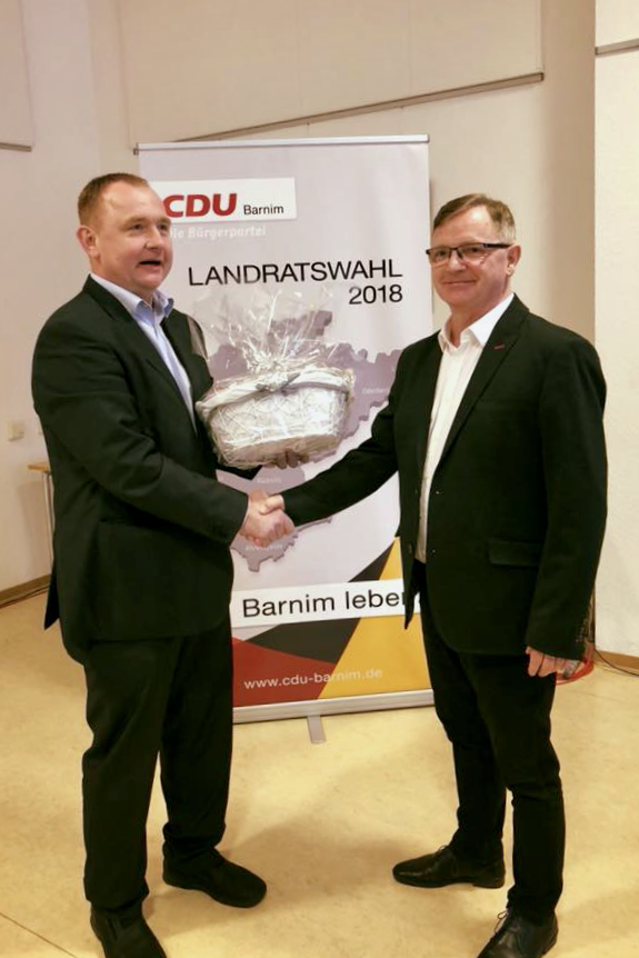 Danko Jur (links) gratuliert Othmar Nickel zur Wahl